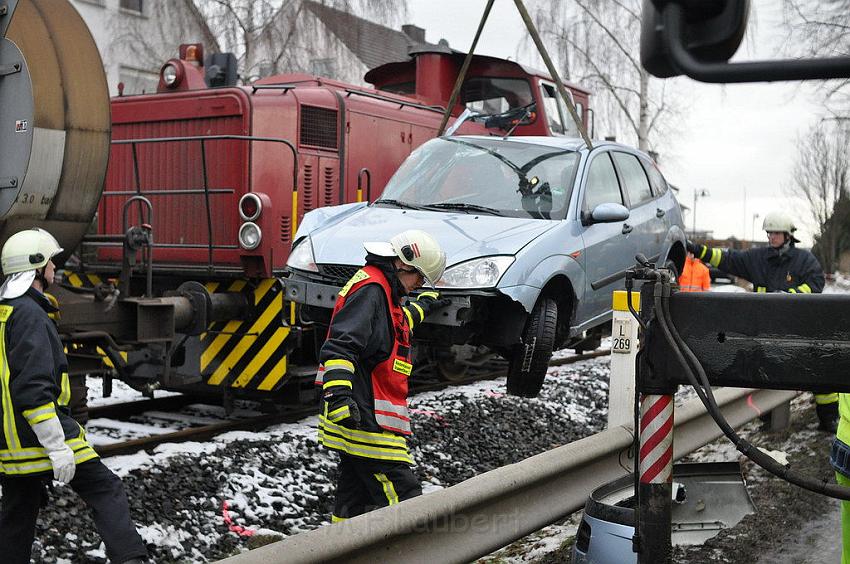 PKW gegen Zug Niederkassel Bingerstr P19.JPG